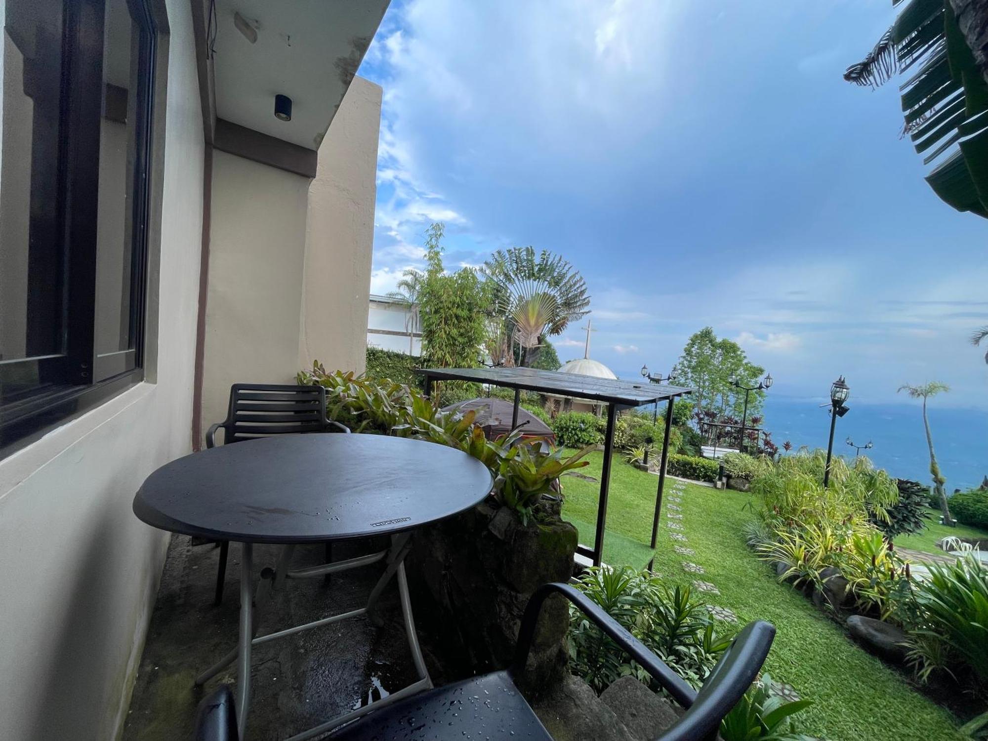 The Lakeview Suites Tagaytay City Exteriör bild