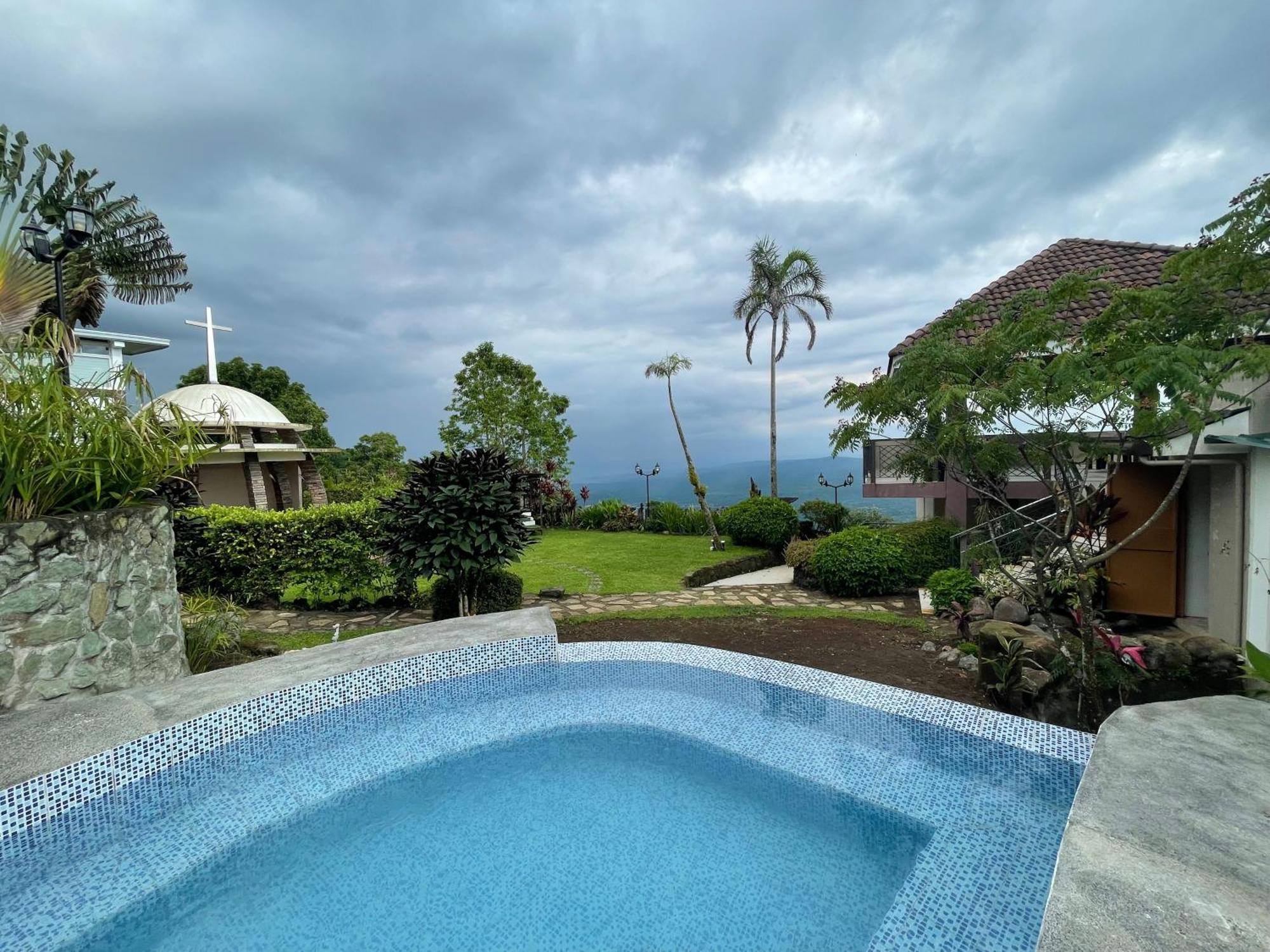 The Lakeview Suites Tagaytay City Exteriör bild